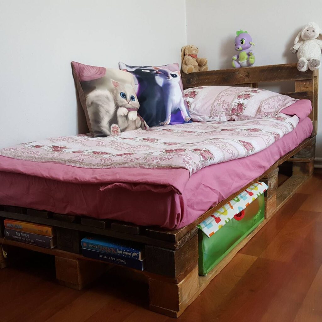 çocuk odası palet yatak